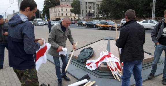 White-red-white flag action in Minsk's Kastrycnickaja Square: nobody detained