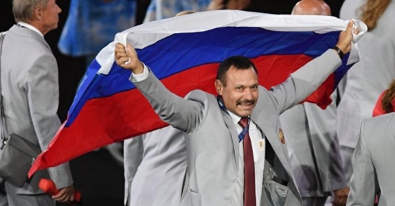 Belarusian carries Russian flag at Paralympics, gets flat in Moscow