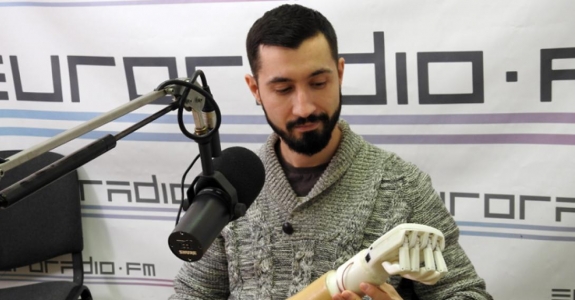 Minsk programmer makes artificial arm for his father (video)