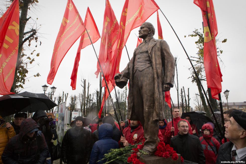 Contrasting styles of 'Lenin' protests in Belarus