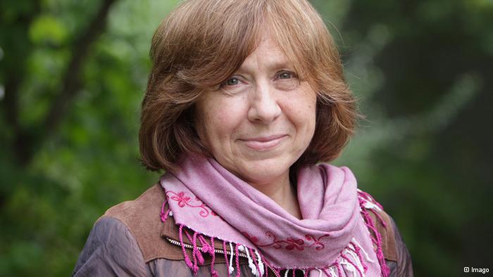 Svetlana Alexievich leaves Russian PEN Center