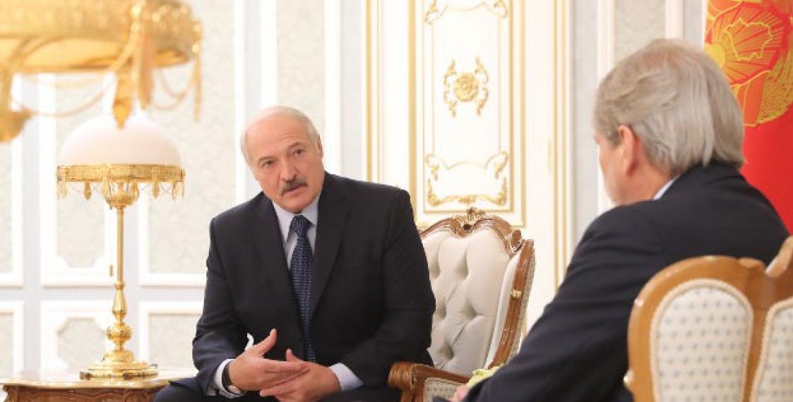 Lukashenka meets European Commissioner Hahn in Minsk