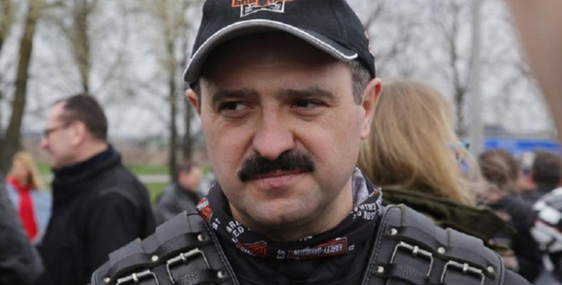 Viktar Lukashenka buys embroidery shirts, looks through Pahonya folders