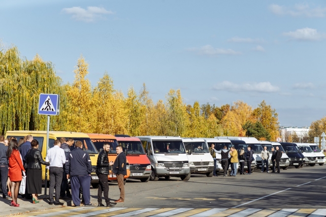 В Дрогичине устроили свадебный кортеж на микроавтобусах
