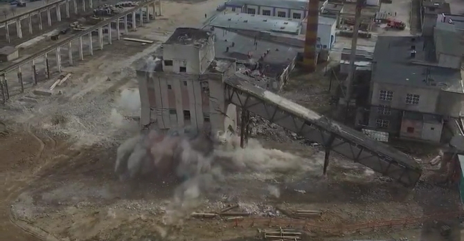 В Орше взорвали 25-метровый цех завода
