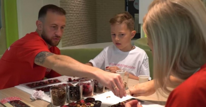 Belarusian footballers make chocolate