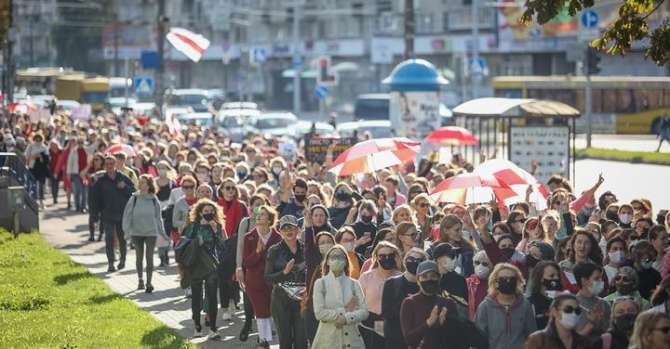 «Лукашенко - в автозак»: в Минске проходит Женский марш