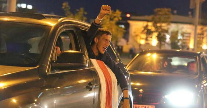 Belarus protests: Taxi driver saves protester from riot police - Euroradio video