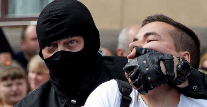 'You Have No Masks': Belarus Protesters Use High-Tech Tools To Expose Riot Police